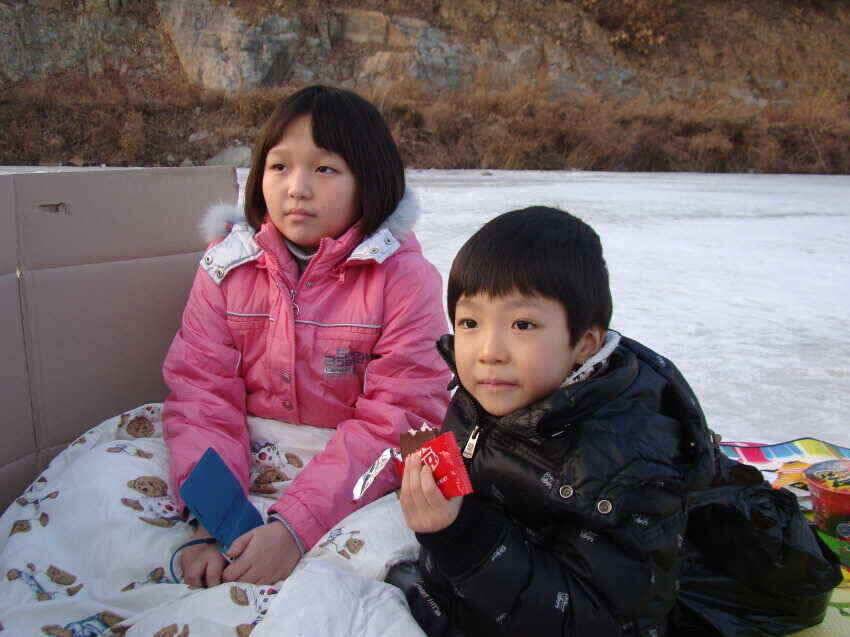 기온저하로 얼음꽁꽁군위빙어낚시내의지어의지에서얼음붕어낚시 모든저수지에서 가능합니다… (조황조행기 - 낚시점조황)