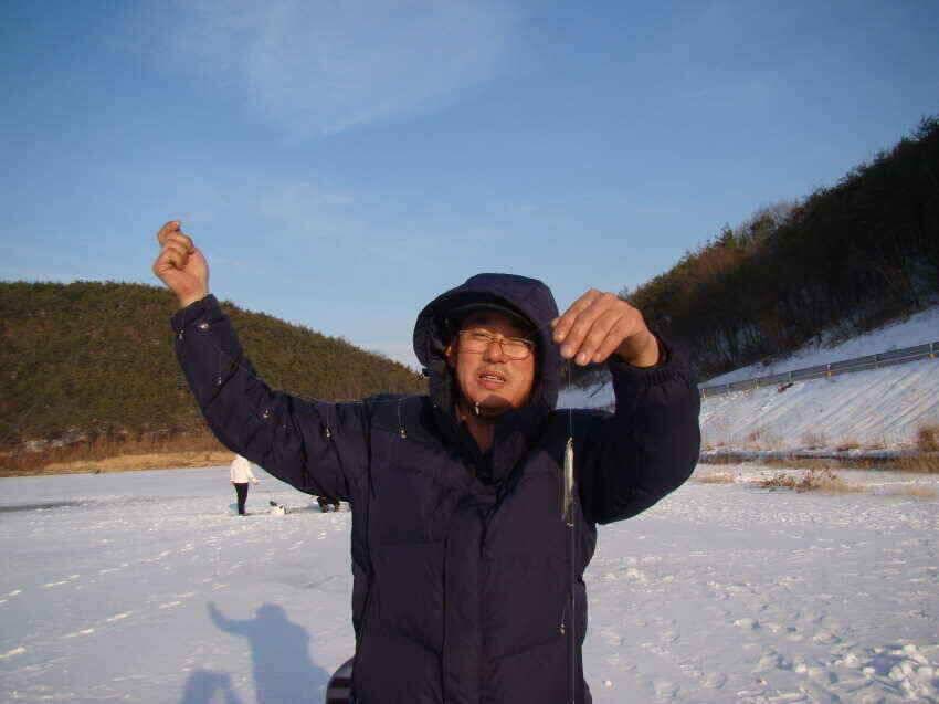 경북 군위군에 위치한 저희 가계에서 20분거리가족단위의빙어낚시장소내의지어의지…에서 주말여행을 (조황조행기 - 낚시점조황)