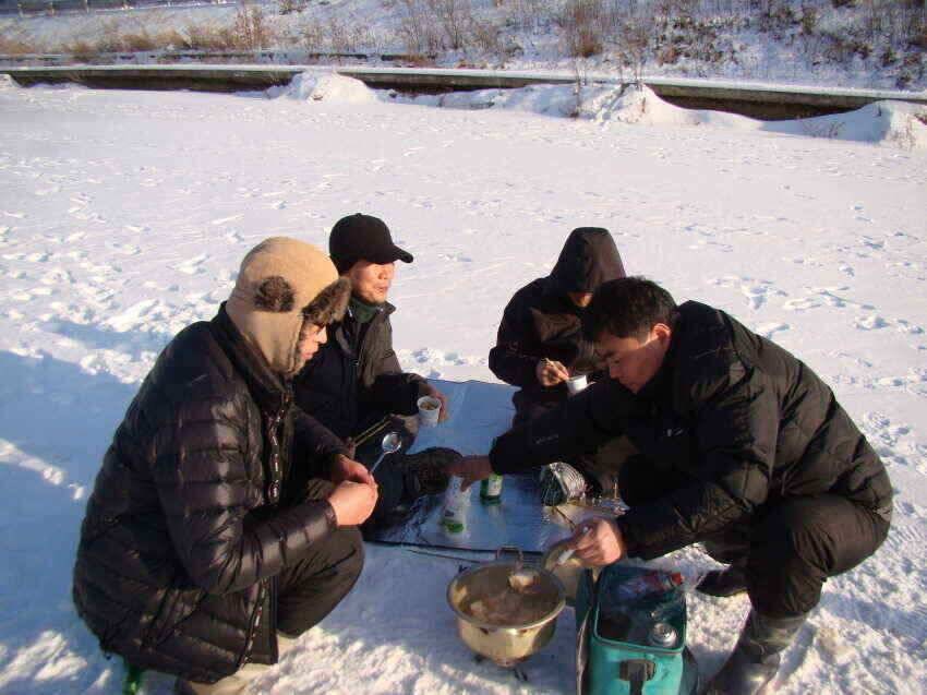 경북 군위군에 위치한 저희 가계에서 20분거리가족단위의빙어낚시장소내의지어의지…에서 주말여행을 (조황조행기 - 낚시점조황)