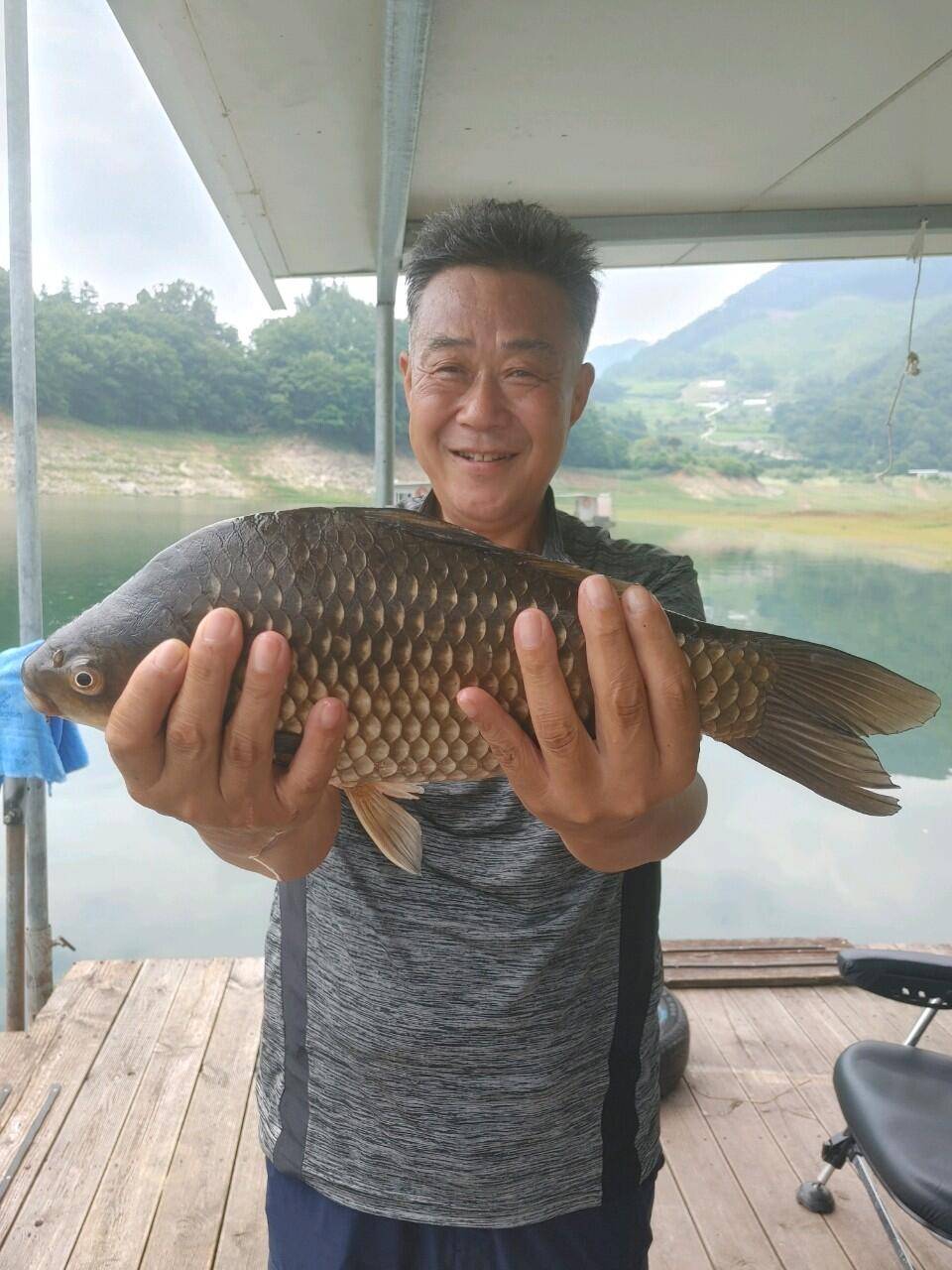 청풍 김기호좌대 멋진 4짜 소식 전합니다 (조황조행기 - 낚시점조황)