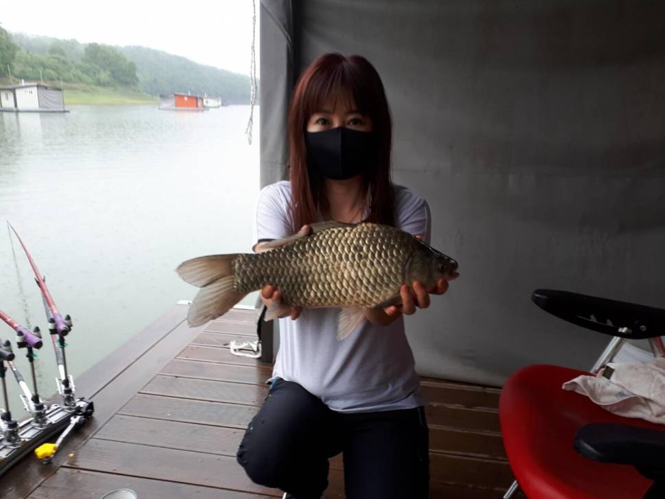 제일425허리급문골4짜38김기호39대물입니다 (조황조행기 - 낚시점조황)