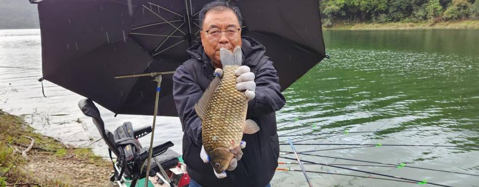 청풍호 노지 4짜와 허리급 (조황조행기 - 낚시점조황)
