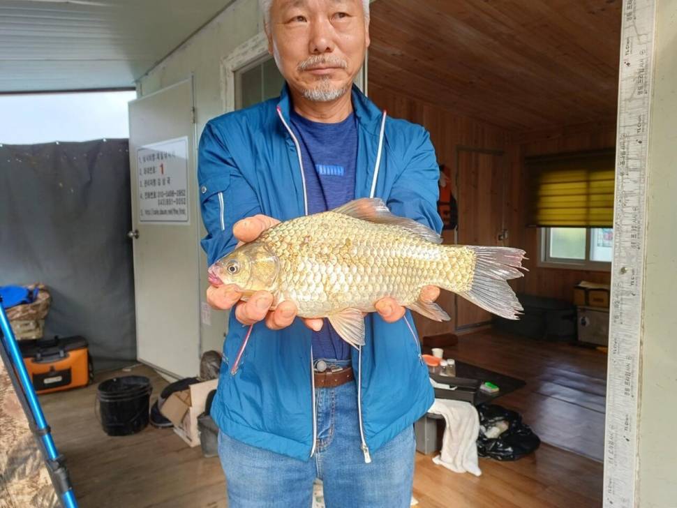 제일허리급월척 입니다 (조황조행기 - 낚시점조황)