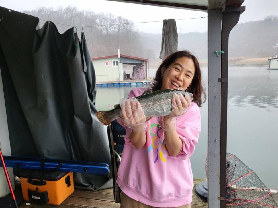 제일허리급들과 송어 (조황조행기 - 낚시점조황)