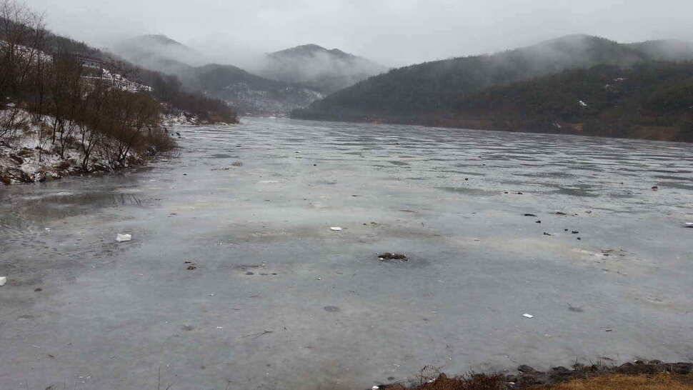 주말 빙어낚시 비가 오지만 얼음은 이상없습니다 (조황조행기 - 낚시점조황)