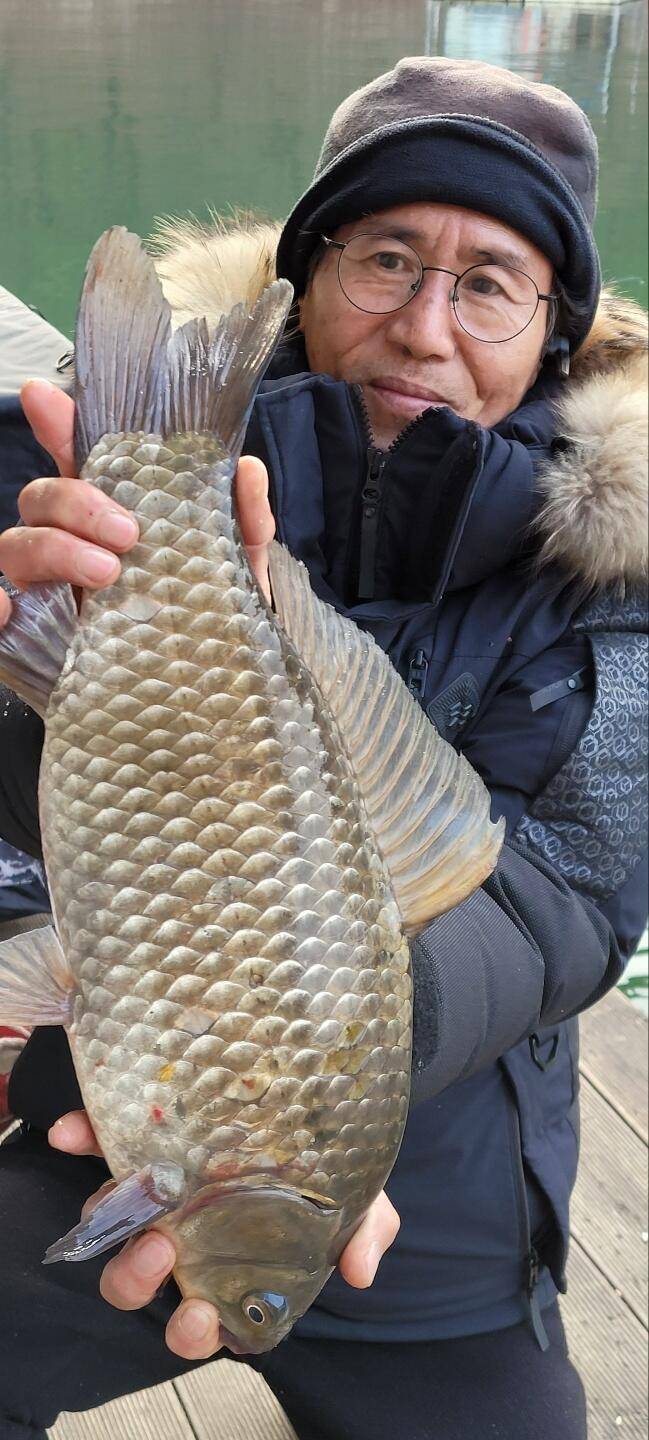 청풍신리낚시터 44cm 대물조황입니다 (조황조행기 - 충주호조황속보)