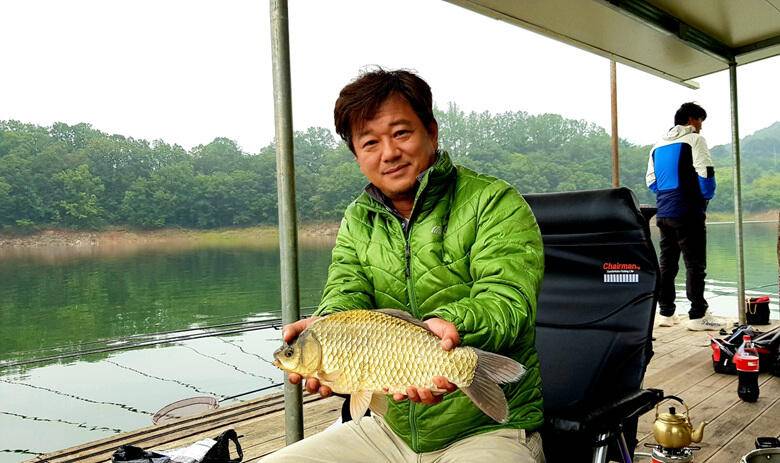 ★★★ 용곡리 가을산책계속되는 4짜 행진 ★★★ (조황조행기 - 충주호조황속보)
