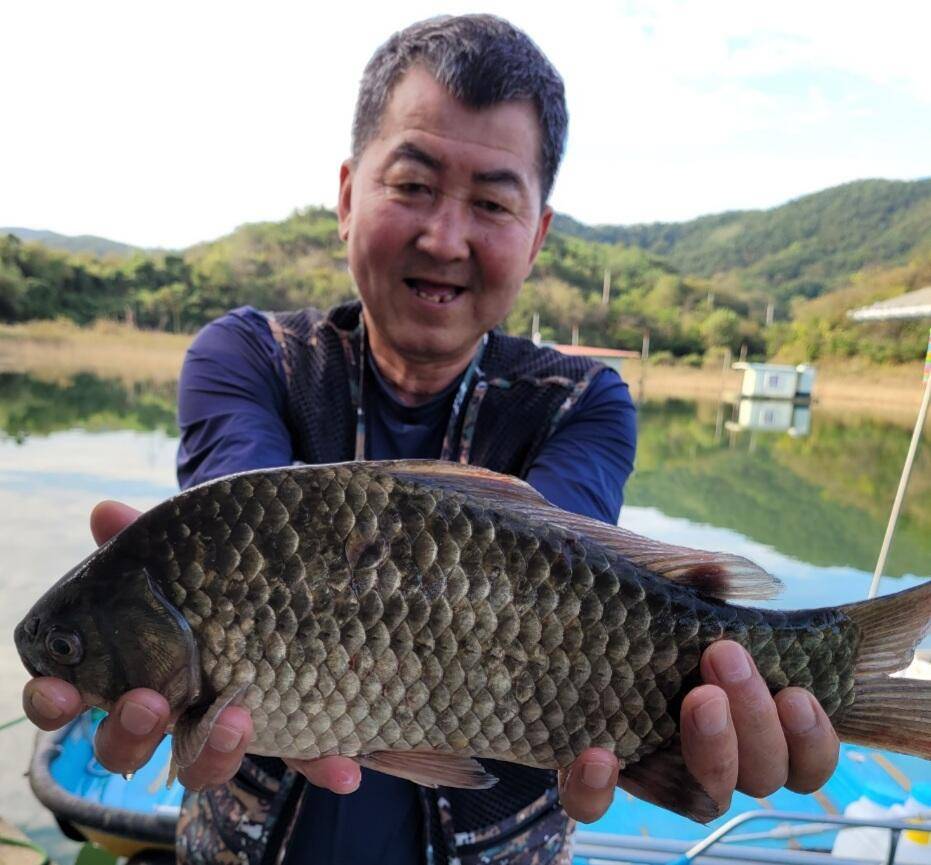 실리곡낚시터 허리급 조황입니다 (조황조행기 - 충주호조황속보)