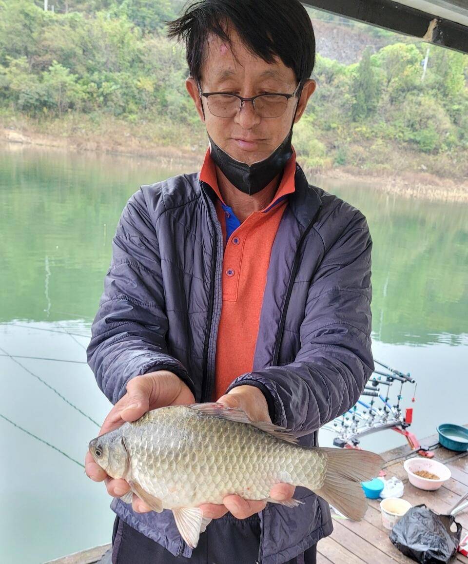 실리곡낚시터 허리급 조황입니다 (조황조행기 - 충주호조황속보)