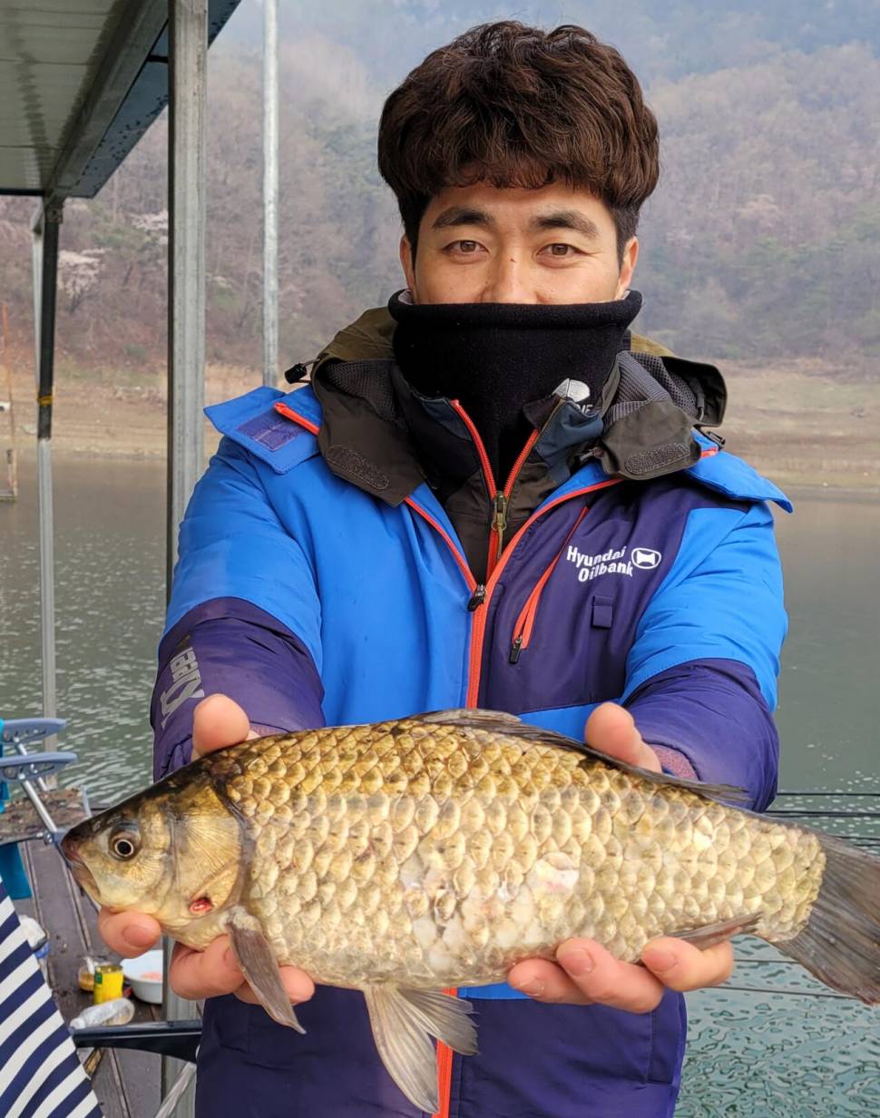 실리곡낚시터 허리급 조황입니다 (조황조행기 - 충주호조황속보)