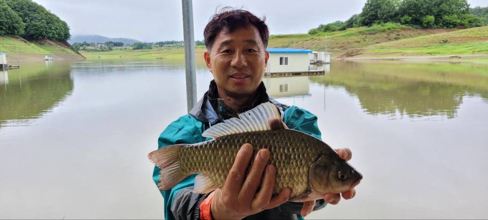 청풍신리낚시터 44cm4짜외 허리급입니다 (조황조행기 - 충주호조황속보)