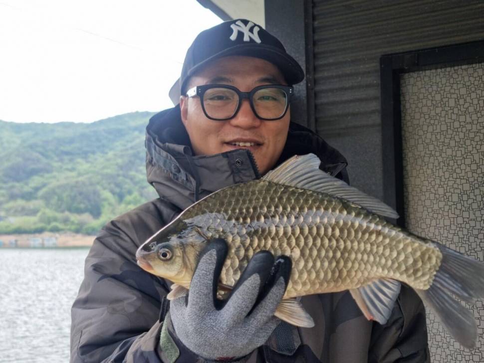 솔낚시터 허리급 월척 조황소식입니다 (조황조행기 - 충주호조황속보)