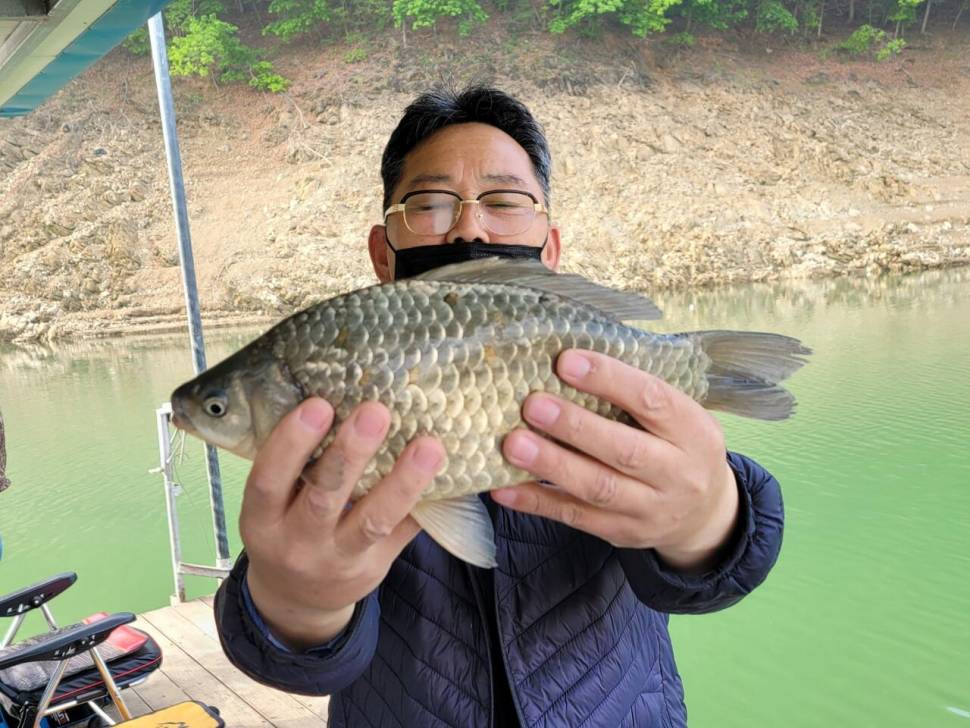 청풍신리낚시터 허리급조황정보입니다 (조황조행기 - 충주호조황속보)