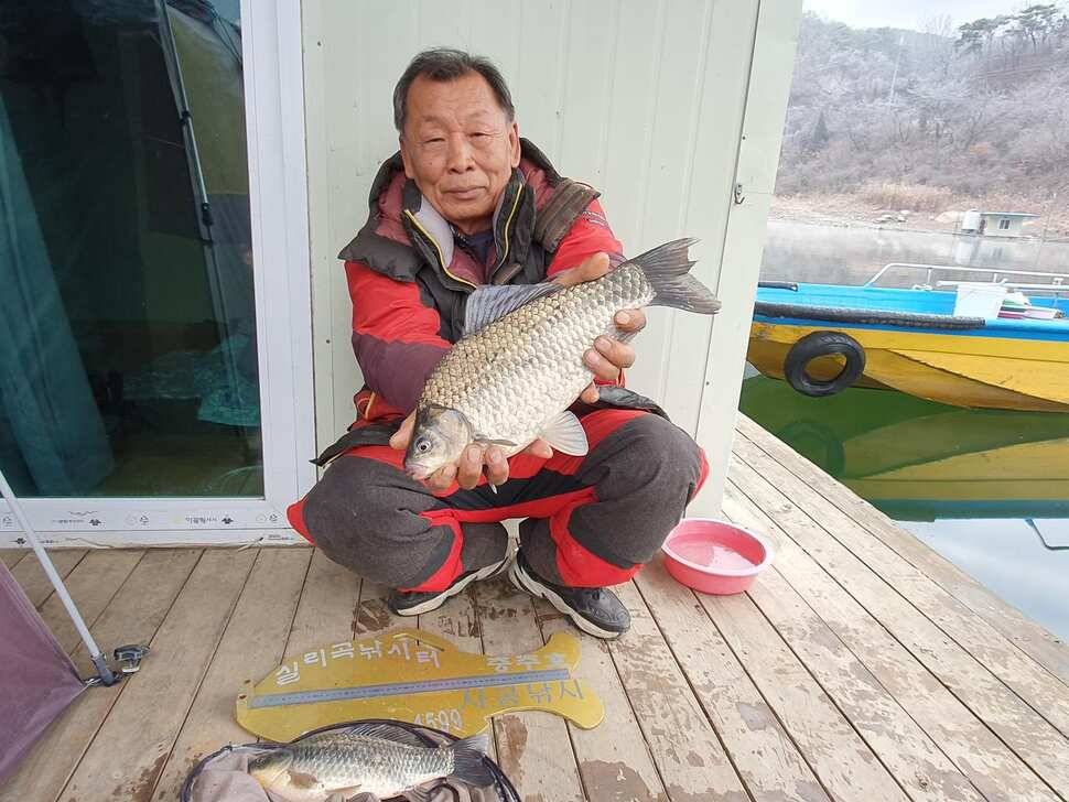실리곡낚시터 41cm37cm입니다 (조황조행기 - 충주호조황속보)