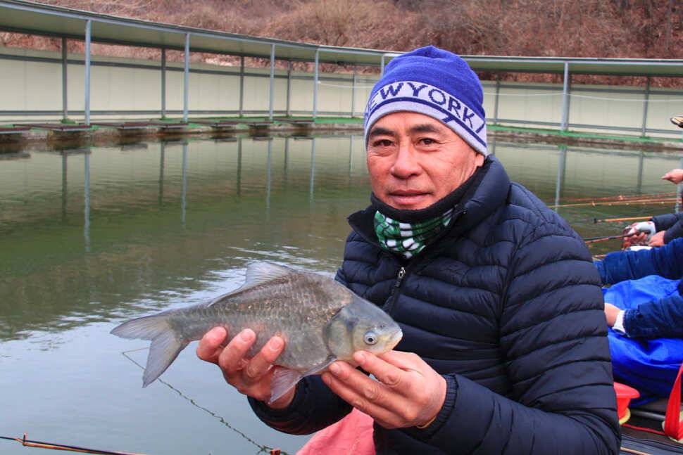 물 가르는 순간 동암낚시터 (유료터정보 - 유료터조행기)