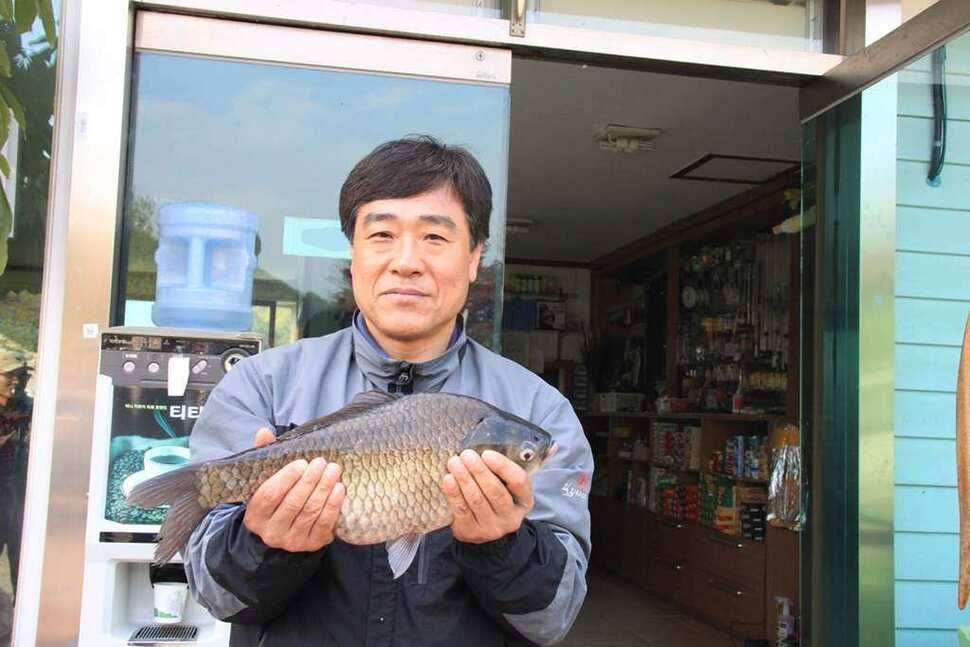 진우낚시터하얀꽃이 떨어질때 4짜얼굴 (유료터정보 - 유료터조행기)