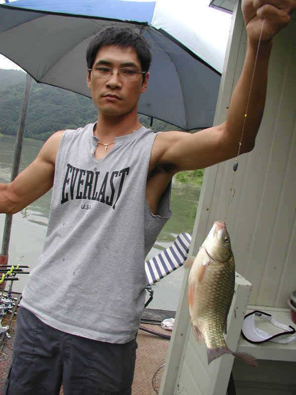 충주호 노지에서는 38cm 대물붕어 좌대에는 4자 등 폭팔조황 (조황조행기 - 특파원조황)