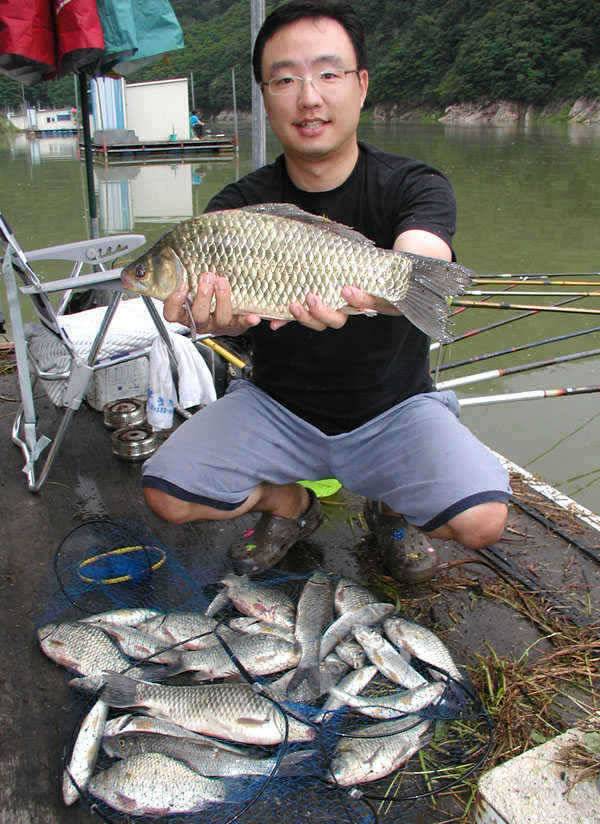 충주호 노지에서는 38cm 대물붕어 좌대에는 4자 등 폭팔조황 (조황조행기 - 특파원조황)