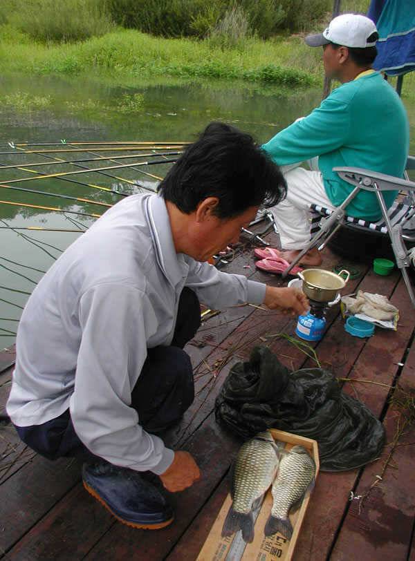 충주호 노지에서는 38cm 대물붕어 좌대에는 4자 등 폭팔조황 (조황조행기 - 특파원조황)