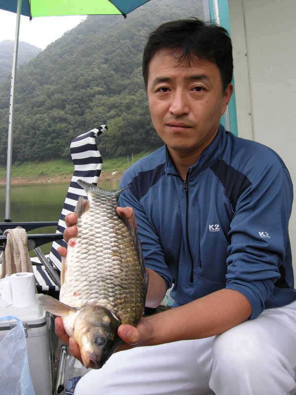 저력의 충주호 오늘도 4자 행진은 이어지고 있습니다 (조황조행기 - 특파원조황)