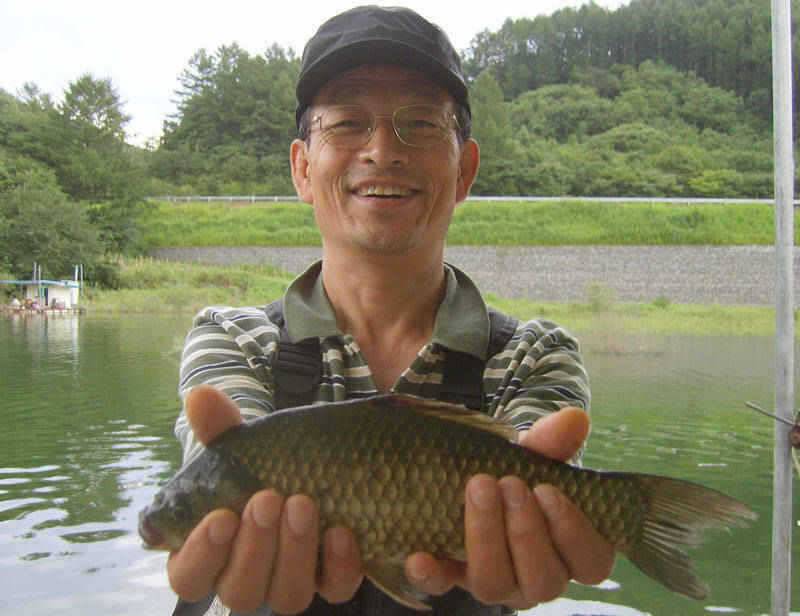 충주호 수문방류 중단 하천낚시터의 37cm 대물붕어 (조황조행기 - 특파원조황)