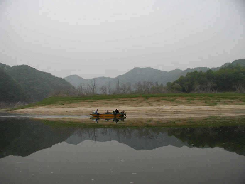 충주호 명서리에서 제법굵은 씨알의 장어가 낚였습니다 (조황조행기 - 특파원조황)