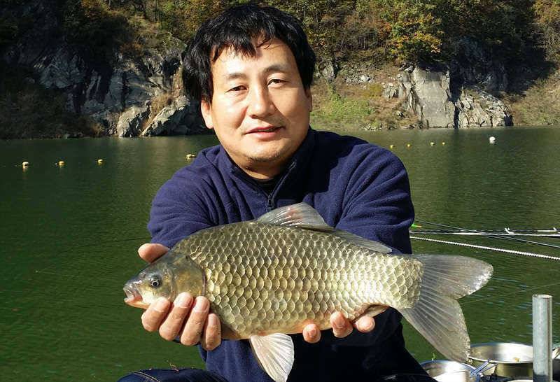 명서 곱게 물들어가는 단풍속에 대물붕어를 만나니 (조황조행기 - 특파원조황)