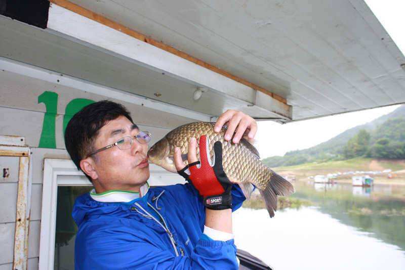 솔 낚시터 45cm 대물붕어 하천에도 4짜행진 명서낚시터 노지낚시 가능 (조황조행기 - 특파원조황)