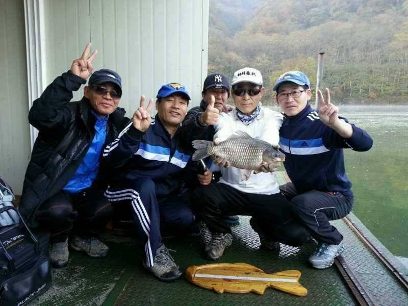 충주호 명서낚시터약43cm급 대물붕어 (조황조행기 - 특파원조황)
