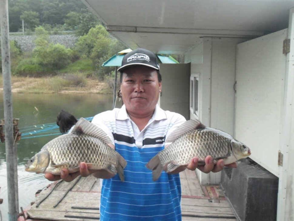 오전에 강한비 솔낚시터 월척 소식입니다 (조황조행기 - 특파원조황)