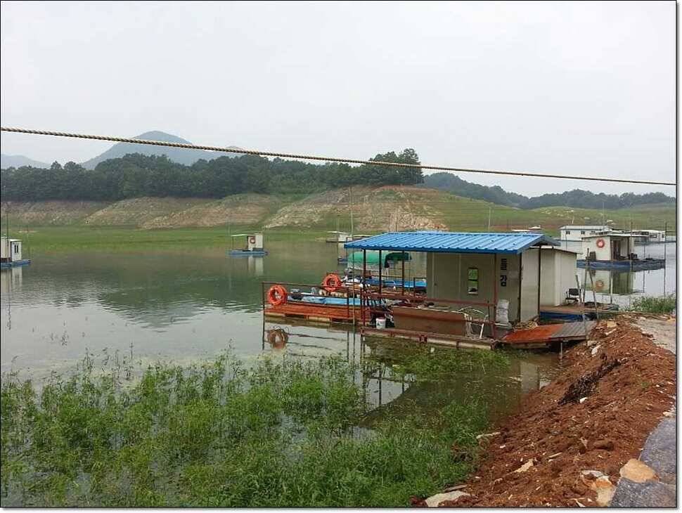 신매 낚시터 36cm돌감 좌대 모습 (조황조행기 - 특파원조황)