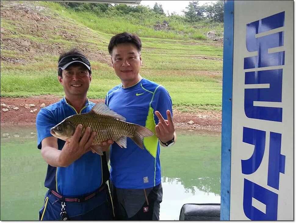 연론리 돌감 425cm병호 415cm늘푸른 키로장어소류지 사짜 (조황조행기 - 특파원조황)