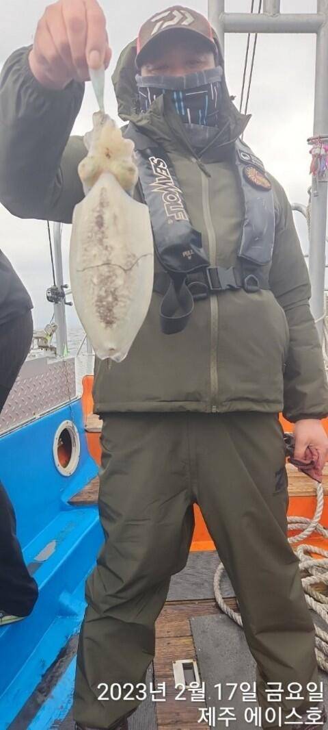 21년신조선22인승제주에이스호17일 갑오징어 조황입니다 (조황조행기 - 바다선상조황)