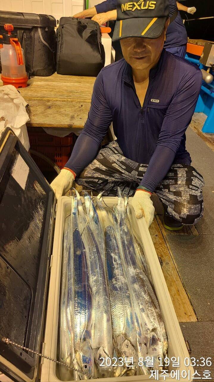 제주에이스호18일갈치조황입니다전좌석봉돌투승기장착무료이용문의01035483472 (조황조행기 - 바다선상조황)