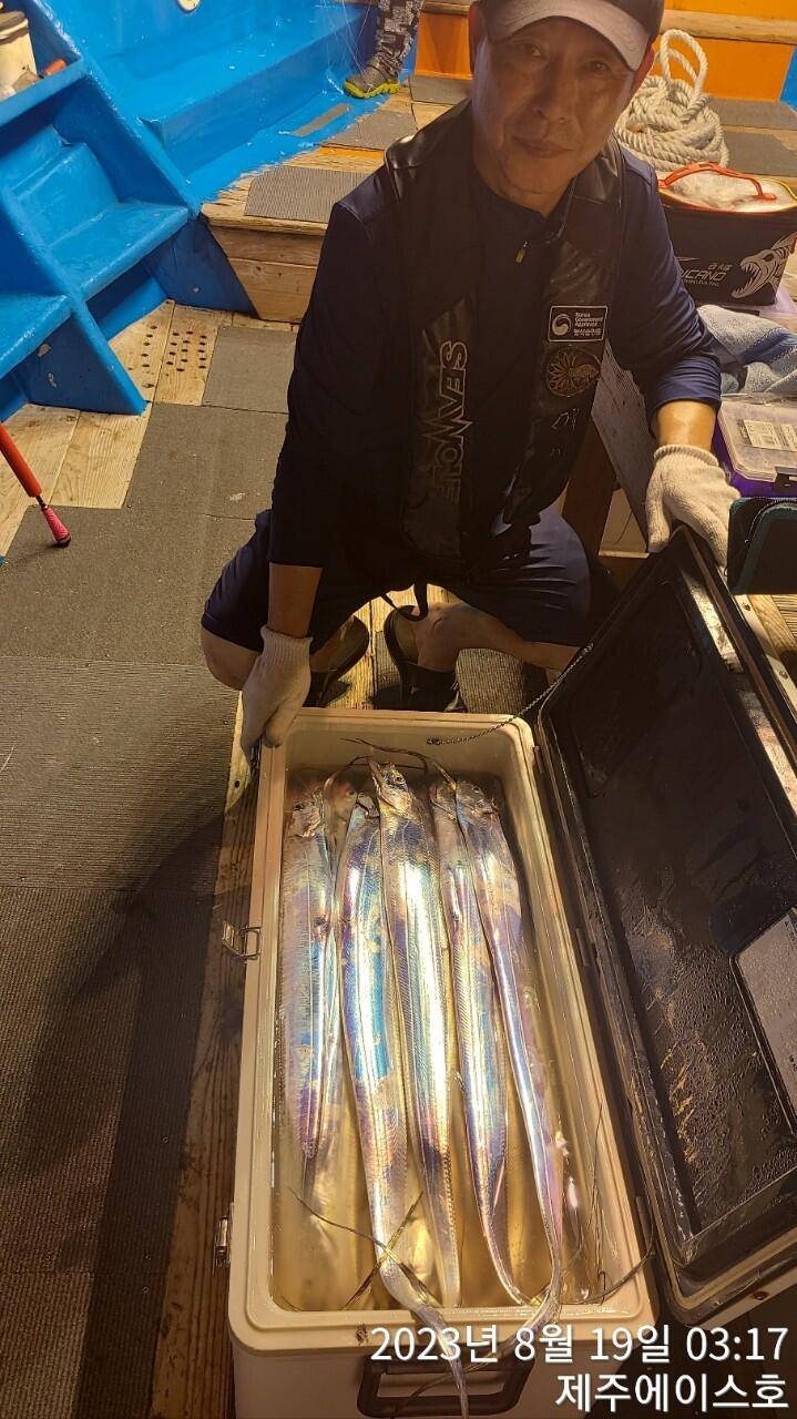 제주에이스호18일갈치조황입니다전좌석봉돌투승기장착무료이용문의01035483472 (조황조행기 - 바다선상조황)