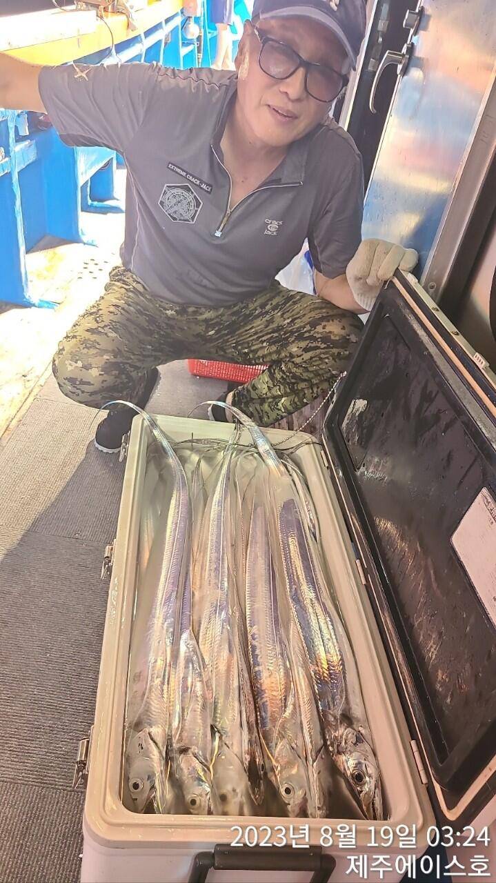 제주에이스호18일갈치조황입니다전좌석봉돌투승기장착무료이용문의01035483472 (조황조행기 - 바다선상조황)