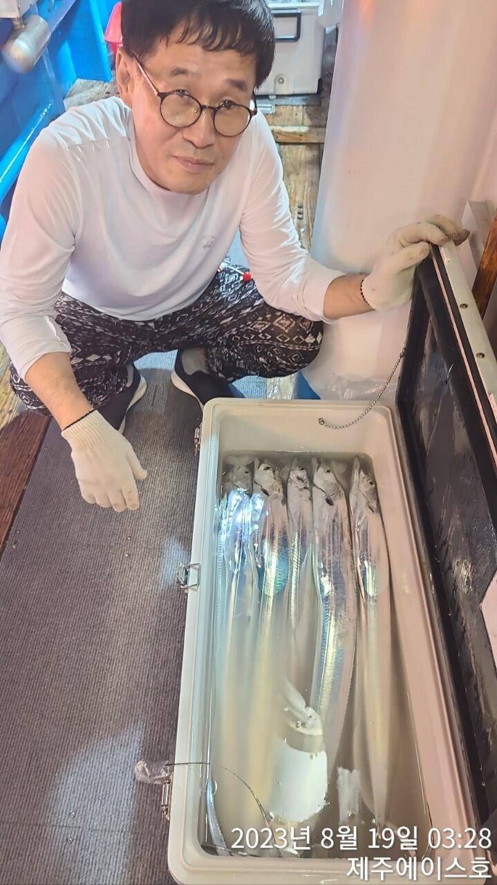 제주에이스호18일갈치조황입니다전좌석봉돌투승기장착무료이용문의01035483472 (조황조행기 - 바다선상조황)
