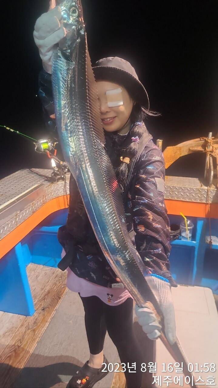 제주에이스호15일갈치조황입니다문의01035483472 전좌석봉돌투승기장착 무료이용12석운영 (조황조행기 - 바다선상조황)