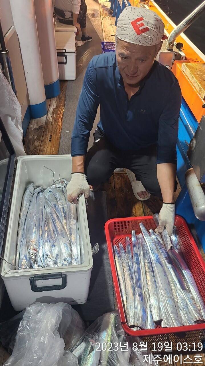 제주에이스호18일갈치조황입니다전좌석봉돌투승기장착무료이용문의01035483472 (조황조행기 - 바다선상조황)
