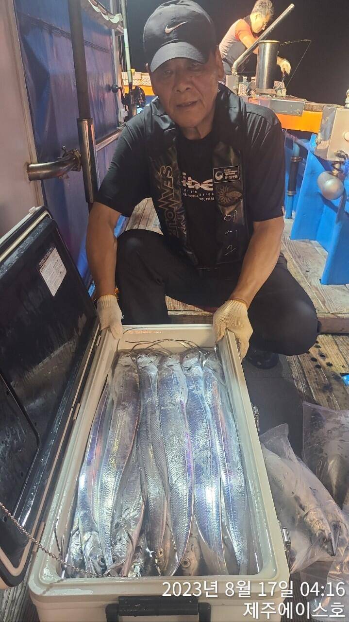 제주에이스호16일갈치조황입니다전좌석봉돌투승기장착무료이용 문의01035483472 (조황조행기 - 바다선상조황)