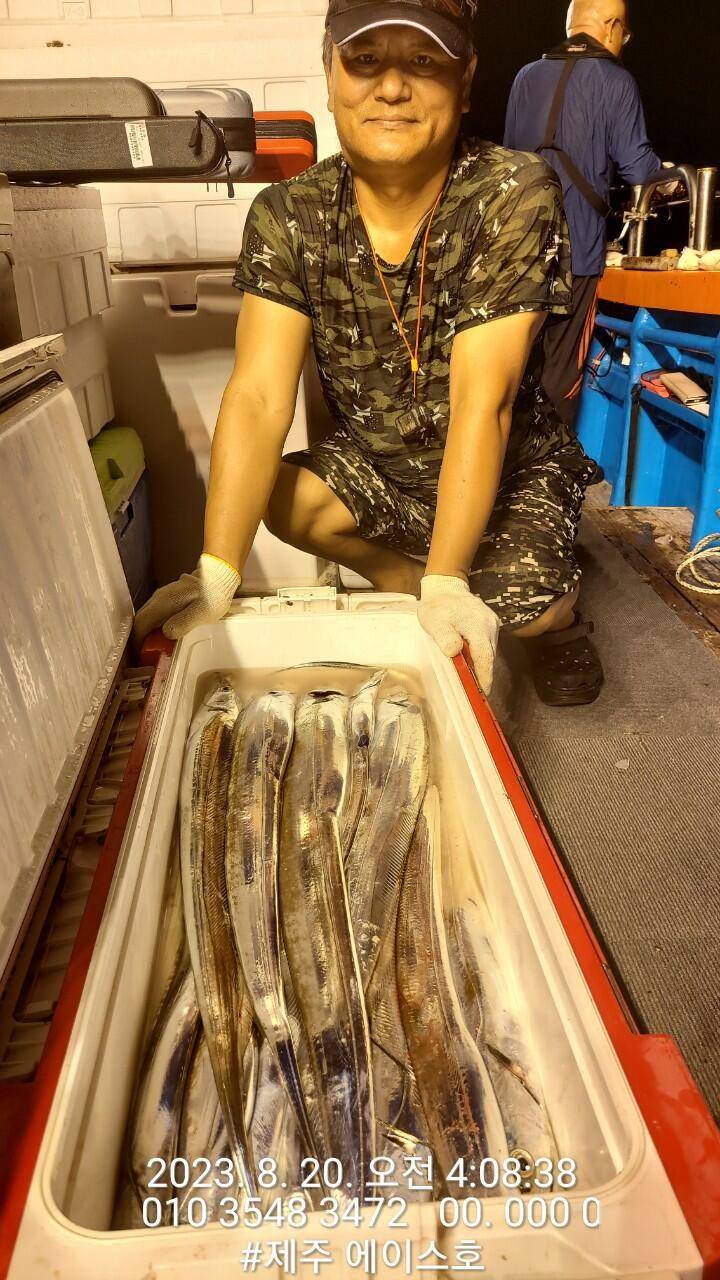 제주에이스호19일갈치조황입니다 전좌석봉돌투승기장착무료이용 문의01035483472 (조황조행기 - 바다선상조황)