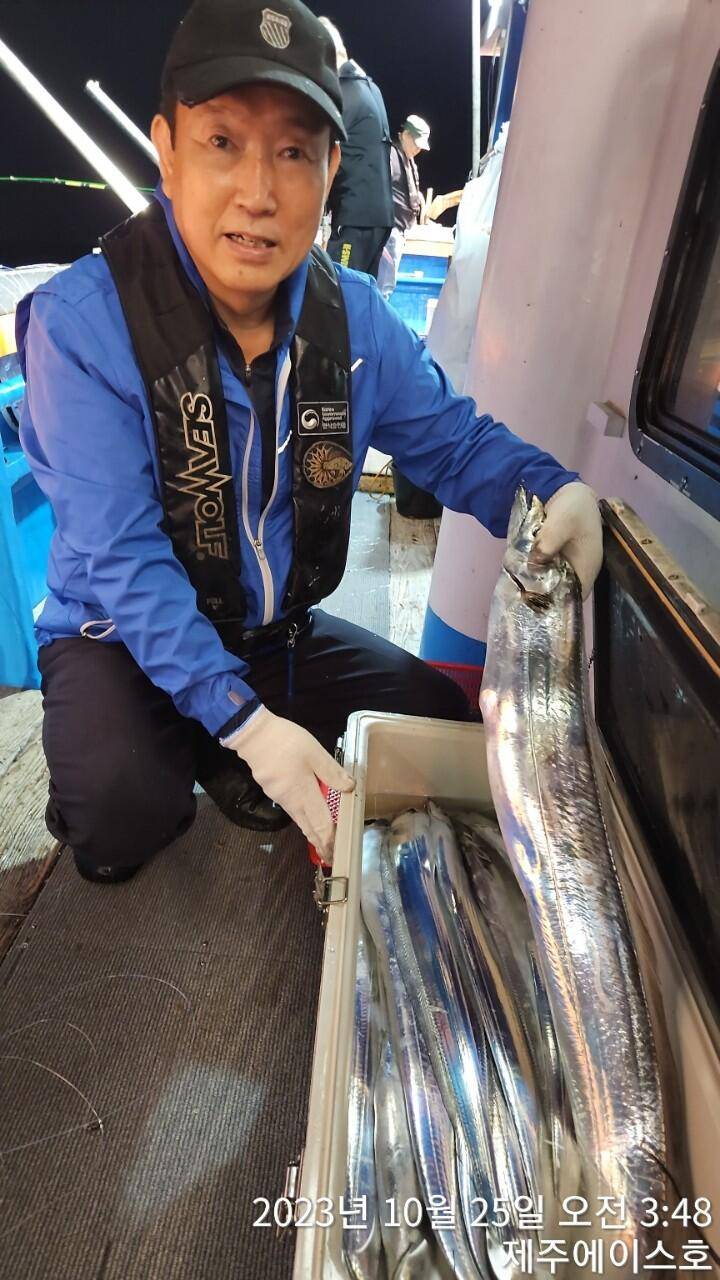 제주에이스호24일씨알좋은갈치조황입니다문의0103548347201038603472 (조황조행기 - 바다선상조황)