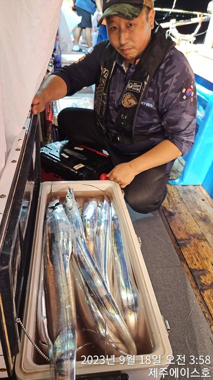 제주에이스호17일쿨러가득갈치조황입니다 문의0103548347201038603472 (조황조행기 - 바다선상조황)