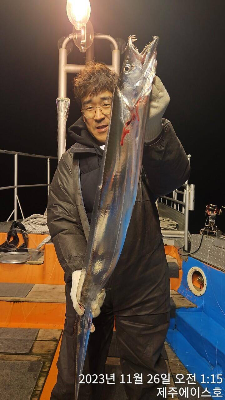 제주에이스호25일갈치조황입니다문의0103548347201038603472 전좌석봉돌투승기장착 (조황조행기 - 바다선상조황)