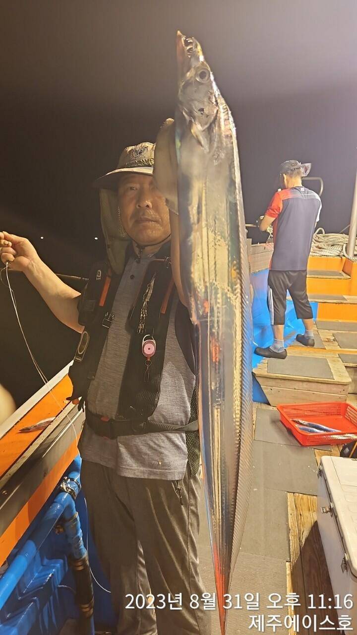 제주에이스호31일전원쿨러가득 갈치조황입니다문의0103548347201038603472 (조황조행기 - 바다선상조황)