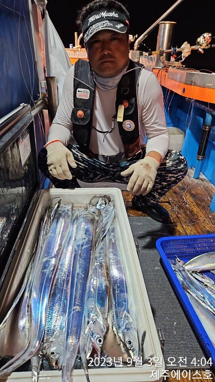 제주에이스호2일쿨러가득갈치조왕입니다문의0103548347201038606472 (조황조행기 - 바다선상조황)