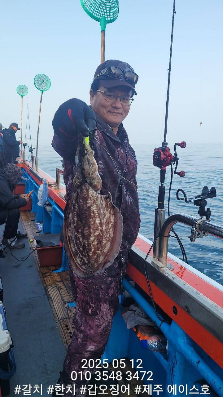 제주에이스호5월12일심해갑오징어조황입니다010 35483472010 3860 3472977톤22인승16석운영 (조황조행기 - 바다선상조황)