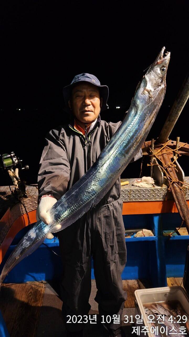 제주에이스호30일대갈치조황입니다문의0103548347201038603472 (조황조행기 - 바다선상조황)