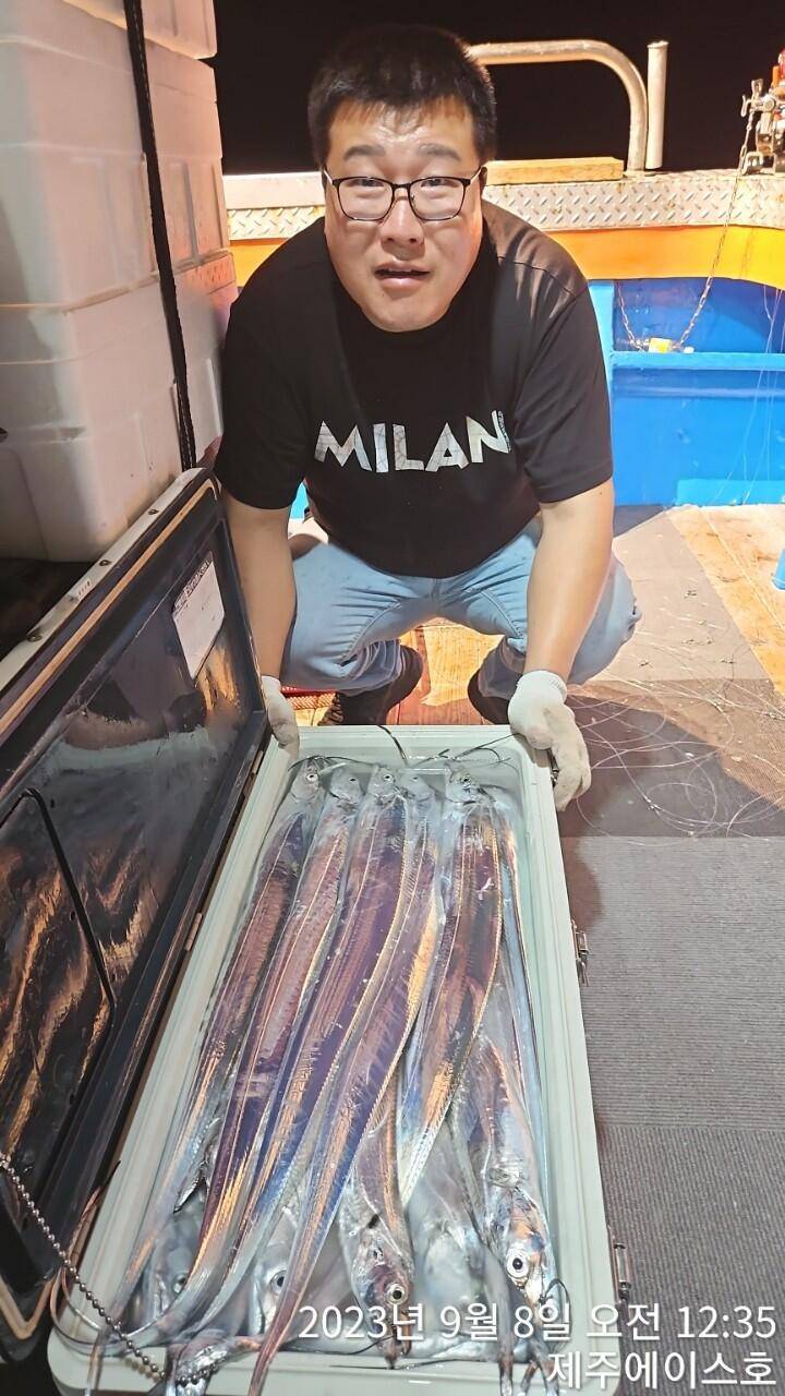 제주에이스호7일조기포장하면서쿨러가득갈치조황입니다문의0103548347201038603472 (조황조행기 - 바다선상조황)