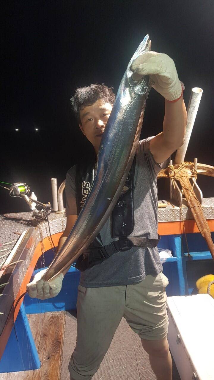 제주에이스호20일갈치조황입니다전좌석봉돌투승기장착무료이용문의0103548347201038603472 (조황조행기 - 바다선상조황)
